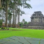 The statue inside Mendut temple