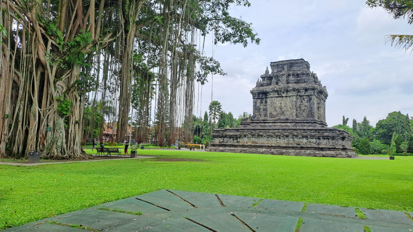 The statue inside Mendut temple