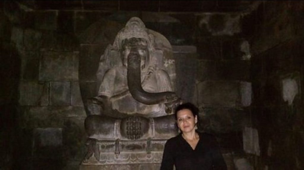 The statue inside Mendut temple